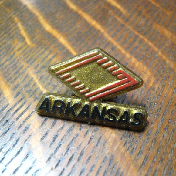 Arkansas AR USA Vintage Logo Lapel Pin - Picture 2 of 4